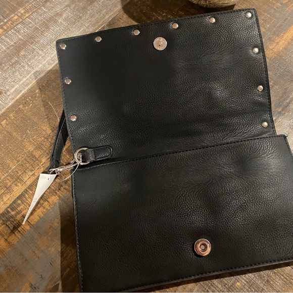 Keep it edgy look with this Catherine’s Clutch purse 🖤😍🖤 - Picture 7 of 10